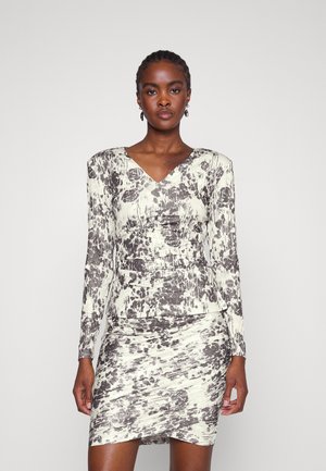 Μανίκια μακριά φόρεμα σε άσπρο και μαύρο αφηρημένο σχέδιο, με V-λαιμόκοψη και εφαρμοστή σιλουέτα με λεπτομέρειες από πικίρισμα.