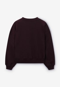 Donker bordeauxrode lange mouwen sweatshirt met geribbelde manchetten, zoom en ronde hals, platliggend weergegeven vanaf de achterkant op een witte achtergrond.