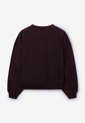 Sweat-shirt à manches longues de couleur bordeaux foncé avec poignets, ourlet et encolure rondes côtelés, présenté à plat de dos sur un fond blanc.