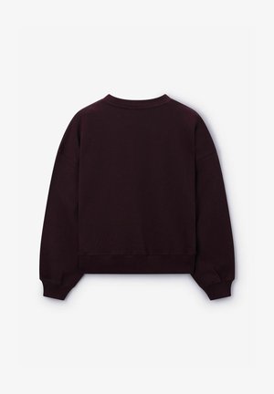 Donker bordeauxrode lange mouwen sweatshirt met geribbelde manchetten, zoom en ronde hals, platliggend weergegeven vanaf de achterkant op een witte achtergrond.