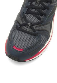 Sportlik king ei hallist võrkkudumist ülemises osas, mustade aktsentidega ja punaste detailidega. Omab kummist talla ja nöörimise disaini kindla sobivuse tagamiseks.