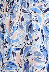 Stof met een draaiend patroon in blauw, marineblauw en pastelroze op een witte achtergrond; gladde textuur en lichte uitstraling.