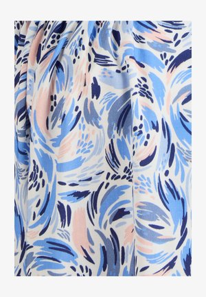 Stof met een draaiend patroon in blauw, marineblauw en pastelroze op een witte achtergrond; gladde textuur en lichte uitstraling.