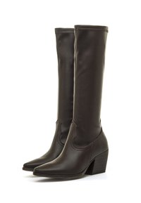 Botas marrones de cuero hasta la rodilla con punta afilada, tacón grueso de bloque y un detalle sutil de costura a lo largo de las costuras.