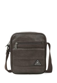 Bolso mensajero de cuero marrón con correa ajustable, bolsillo frontal con cremallera y parche de logo. Presenta una textura suave y forma rectangular.