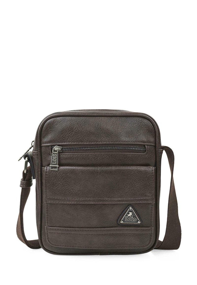 Bolso mensajero de cuero marrón con correa ajustable, bolsillo frontal con cremallera y parche de logo. Presenta una textura suave y forma rectangular.