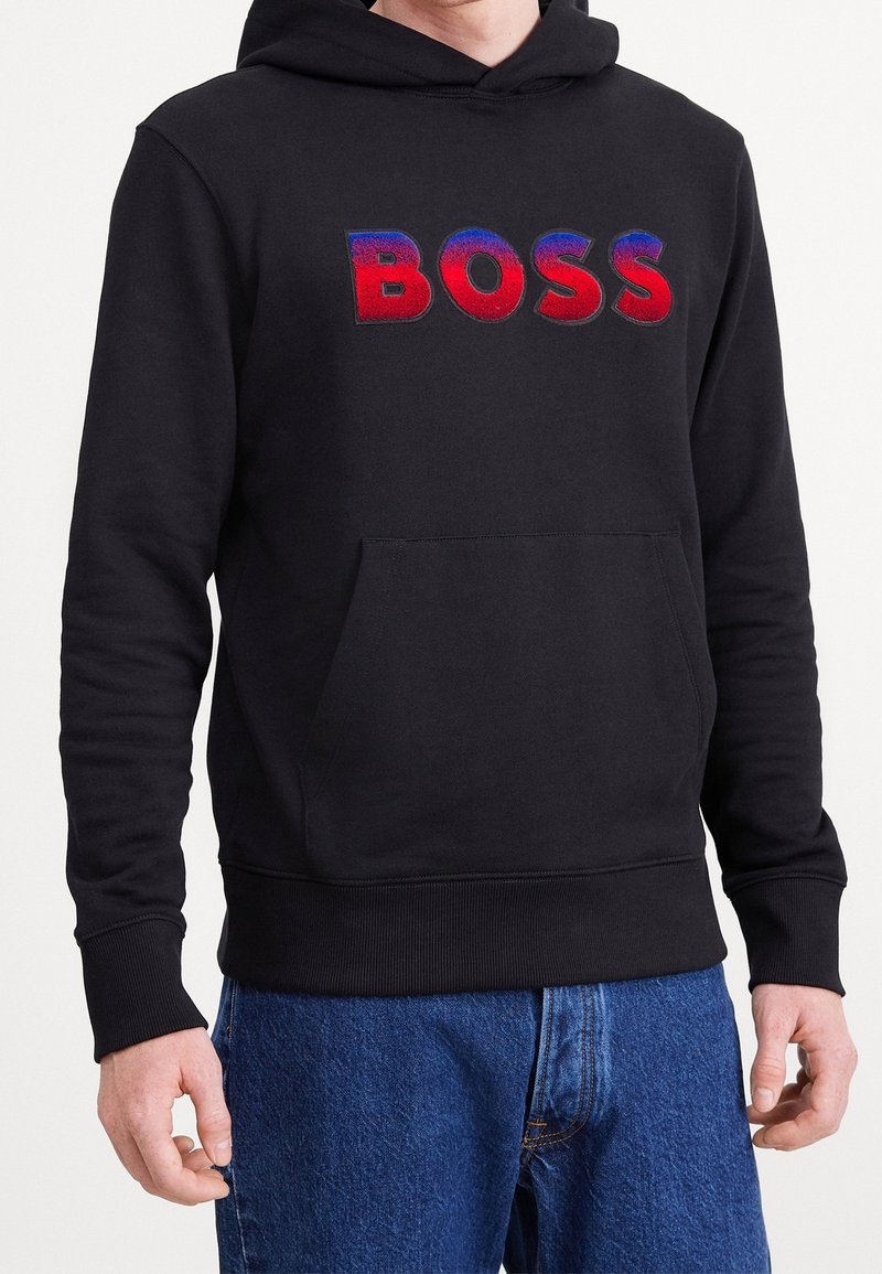 Felpa nera con cappuccio, tasca a marsupio frontale, polsini a coste e grande logo "BOSS" in gradiente rosso e blu sul petto.
