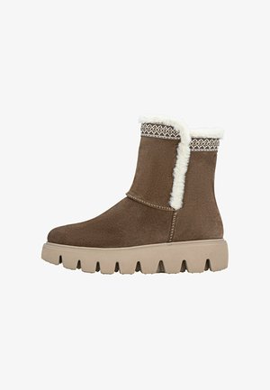 Smeđe nubuk čizme do gležnjeva s pahuljastom bijelom podstavom i dekorativnim šavovima. Debeli bež đon s teksturiranim, masivnim dizajnom.