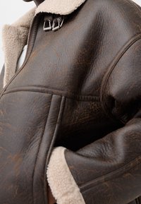 Bershka Jacka i konstläder - dark brown