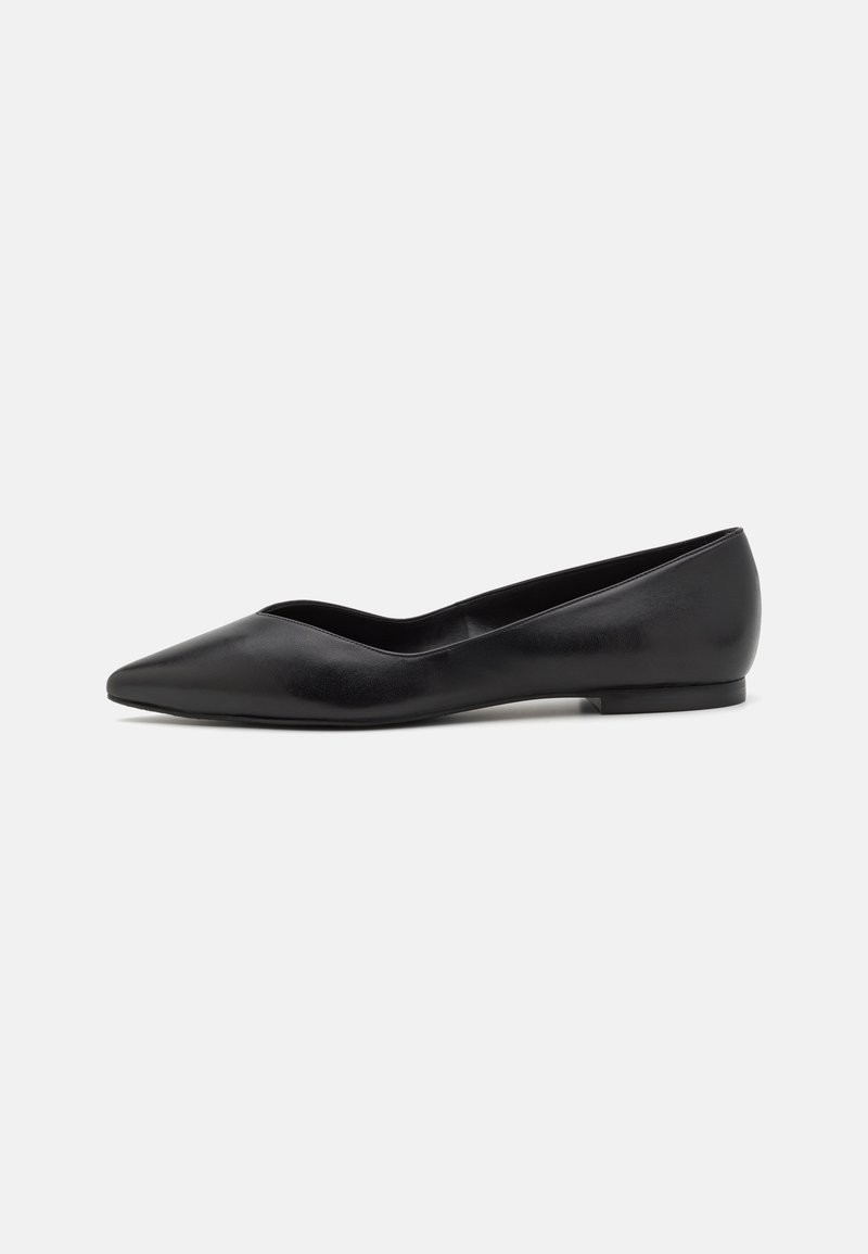 Ballerines noires en cuir lisse, avec un design à bout pointu et un petit talon arrondi, arborant une silhouette minimaliste.