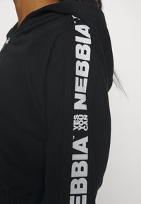Nebbia WOMEN CROPPED HOODIE - Užtrauktuku užsegamas treningas - black