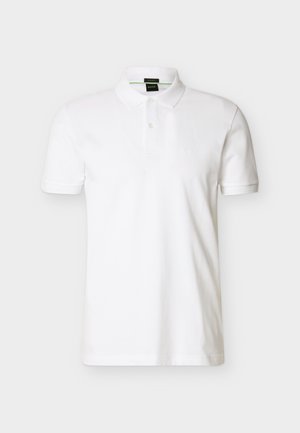 Fehér rövid ujjú galléros póló két gombos sliccel, bordázott gallérral és mandzsettával, finom logóval a mellkason, egyszerű háttéren bemutatva.