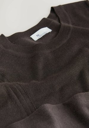 Dunkelbrauner Strickpullover mit Rundhalsausschnitt, ausgestattet mit gerippten Bündchen und einem gerippten Kragen, sichtbaren N nähten und einem Stoffetikett. Weicher Stoff.