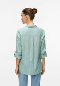 Vero Moda VMBUMPY - Chemisier - gray mist