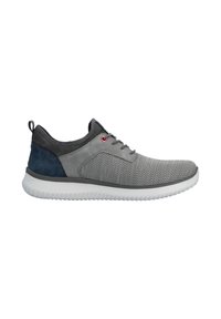 Leichter grauer Sneaker mit Mesh-Obermaterial, marineblauem Fersenstück, Schnürung und weißer, strukturierter Sohle, seitlich gezeigt.