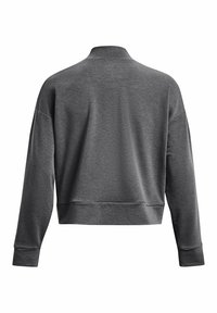 Sweatshirt court gris avec un col montant, des manches longues et des poignets côtelés. Tissu doux et texturé avec un minimum de détails.