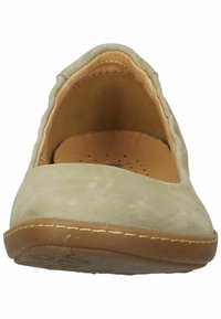 Jasnozielony zamszowy płaski but z zaokrąglonym czubkiem, z brązową skórzaną wyściółką i gumową podeszwą. Wzmocnione szwy wokół górnej krawędzi.