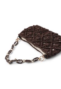 Braune Makramee-Handtasche mit einem gewebten Design, einem Stofffutter und einem Kettenriemen mit glänzenden braunen Gliedern und goldenen Akzenten.