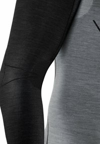 Maglia atletica a maniche lunghe con design a blocchi di colore nero e grigio, realizzata in un tessuto testurizzato traspirante con cuciture ergonomiche.