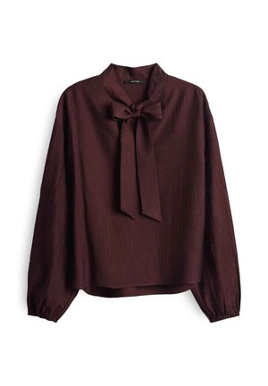 Bordeaux blouse met een striksluiting aan de hals, lange mouwen, en een textuurstof, in een relaxed model. Gladde, licht glanzende afwerking.