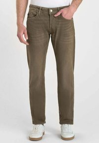 Jean droit marron avec une texture lisse. Comprend cinq poches, une fermeture à bouton en métal et un effet délavé sur les cuisses.