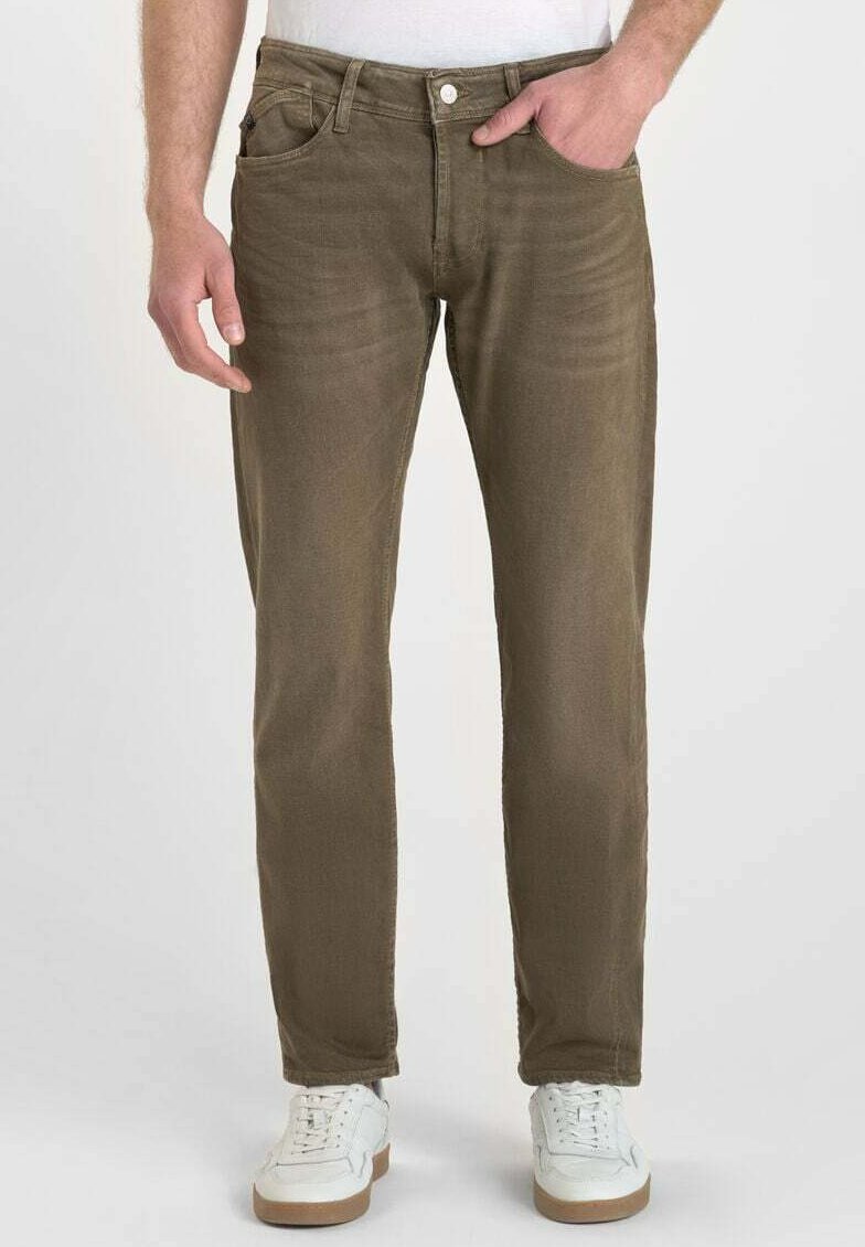 Jean droit marron avec une texture lisse. Comprend cinq poches, une fermeture à bouton en métal et un effet délavé sur les cuisses.