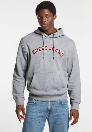 Grijze hoodie met een voorzak, met "GUESS JEANS" in rode borduursel over de borst. Verstelbare trekkoord-hood, geribbelde manchetten.
