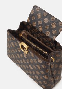 Sac à main marron à motifs en cuir texturé, doté d'un fermoir et d'une fermeture éclair en métal doré, avec un intérieur spacieux et une forme structurée.