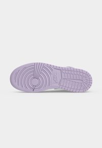 Μωβ σόλα παπουτσιού Nike με κυκλικά και γραμμικά σχέδια πέλματος, λογότυπο Nike διαμορφωμένο στο κεντρικό τμήμα για πρόσφυση και κράτημα.
