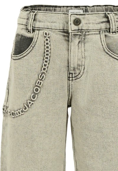 Jeans in denim grigio chiaro con taglio a gamba dritta, caratterizzati da dettagli con logo ricamato nella parte anteriore e chiusura classica con bottone.