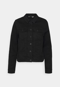 Veste en denim noire avec manches longues, fermeture par boutons sur le devant, deux poches poitrine à rabat et col classique sur un fond clair uni.
