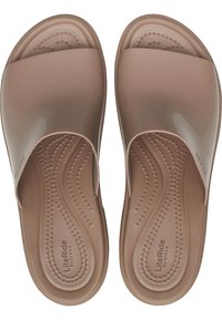 Sandales légères à enfiler en matériau beige lisse et brillant. Dotées d'une large bride avant et d'une semelle texturée pour un confort optimal. Conviennent pour un usage décontracté.