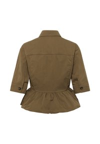Veste marron à manches courtes avec col, poignets boutonnés, et un ourlet péplum froncé à l'arrière.