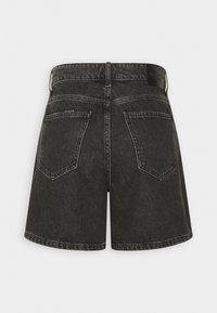 Svarta denimshorts med hög midja. Har två bakfickor, en läderetikett baktill och synlig sömnad längs sömmarna.