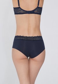 Bordowe majteczki z koronkowym wykończeniem wykonane z gładkiego materiału. Posiadają szeroką gumkę w delikatnym wzorze koronkowym, zapewniającą wygodne krycie.
