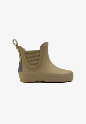 Valkoinen kuminen nilkkabotti, jossa on teksturoitu pinta, uurrettu pääntie, kontrastinen musta paneeli kantapäällä ja vetolenkkä helpottamassa pukeutumista.