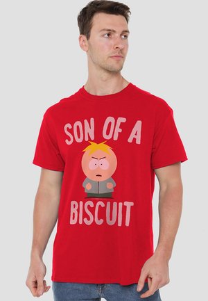 Rotes Baumwoll-T-Shirt mit einem Grafik eines Cartoon-Charakters mit blonden Haaren und dem Text "SON OF A BISCUIT" in fetten Buchstaben.