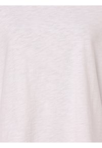 Šviesiai rožinė marškinė sukurta iš minkštos, lengvos medžiagos, turinti lygią tekstūrą ir subtilų melange raštą, pasižymi laisvu kirpimu.