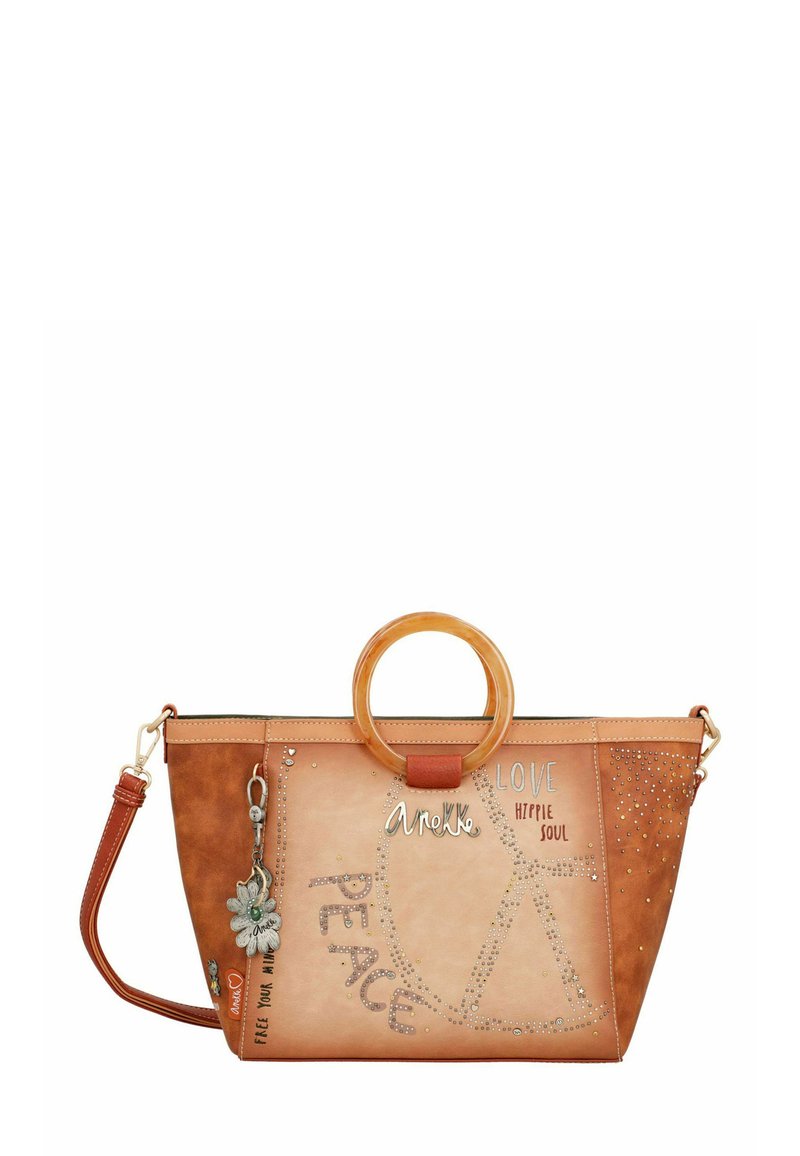 Braune und beige Handtasche mit rundem Griff, abnehmbarem Riemen, Friedenszeichen-Nieten, den Aufschriften "LOVE HIPPIE SOUL" und "PEACE" sowie einer angebundenen Blüten-Anhänger.