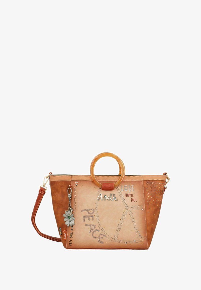 Braune und beige Handtasche mit rundem Griff, abnehmbarem Riemen, Friedenszeichen-Nieten, den Aufschriften "LOVE HIPPIE SOUL" und "PEACE" sowie einer angebundenen Blüten-Anhänger.