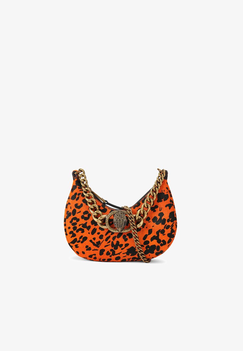 Borsa a mano arancione con stampa leopardata nera, forma curva, manico a catena dorata, con un ornato dettaglio della chiusura. Materiale morbido e testurizzato.