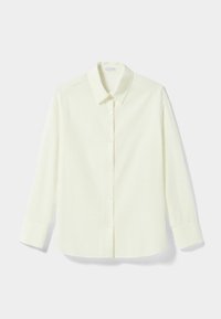 Kremowa koszula z długim rękawem, z wykładanym kołnierzykiem, strukturalną tkaniną, zapięciem na guziki z przodu oraz okrągłym dołem.