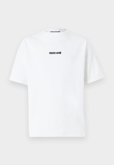 Λευκό κοντομάνικο μπλουζάκι με στρογγυλή λαιμόκοψη και μικρό μαύρο κείμενο "roberto cavalli" κεντραρισμένο στο στήθος.