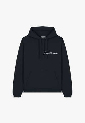Hoodie noir en tissu au toucher doux, avec une poche kangourou à l'avant et un texte en cursive blanche disant : "Je m'en fiche."