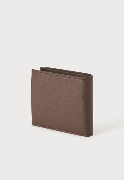 Portefeuille en cuir marron plié avec surface texturée, présenté debout sur un fond clair.
