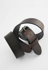 Brown leather belt with a smooth texture, featuring a matte black rectangular buckle and a single adjustable strap.