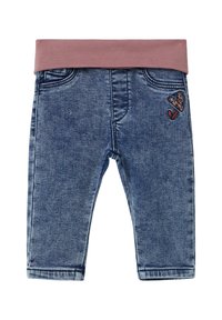 Pantalon en denim de couleur bleu clair avec une taille élastique rose, doté de deux poches avant et de détails de cœurs brodés sur la hanche.