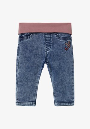 Denim broek in een lichtblauwe kleur met een elastische roze tailleband, voorzien van twee voorzakken en geborduurde hartdetails op de heup.