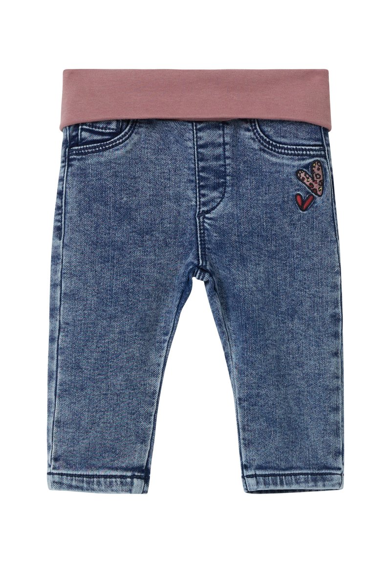 Pantalon en denim de couleur bleu clair avec une taille élastique rose, doté de deux poches avant et de détails de cœurs brodés sur la hanche.