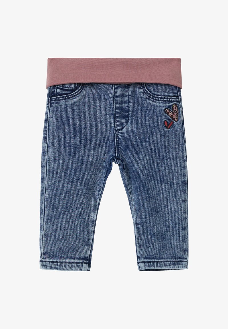 Pantalon en denim de couleur bleu clair avec une taille élastique rose, doté de deux poches avant et de détails de cœurs brodés sur la hanche.